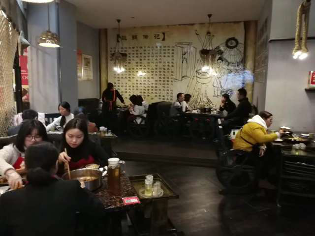生意太火爆，大家决定挤一挤一起吃