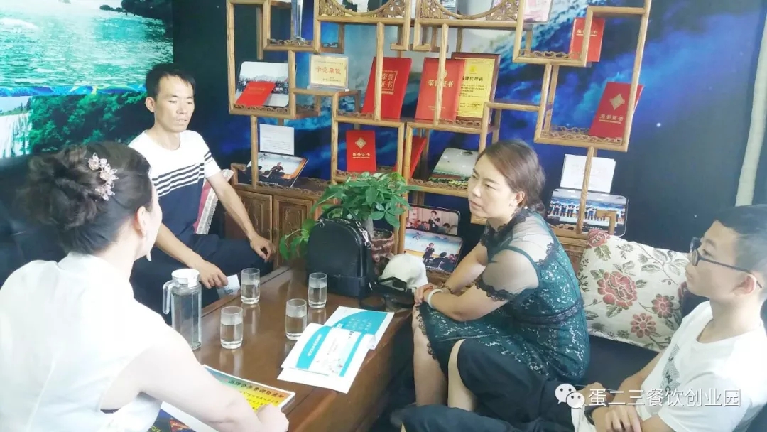 【欢迎】甘肃王姐一家人到访公司考察火爆石头餐饮和纸包鱼，最后竟评价····